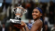 VIDÉO - Roland-Garros 2025 : Coco Gauff exhibe sa réplique "beaucoup plus petite" du trophée