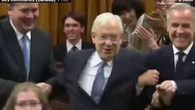 VIDÉO - Au Canada, l'étonnante tradition du speaker de la Chambre des communes escorté "de force" jusqu'à son siège