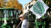 Des agriculteurs mobilisés lundi devant l'Assemblée nationale, jour d'examen d'une proposition de loi polémique