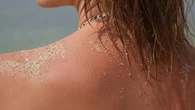 Vacances à la plage : ces astuces pour retirer les grains de sable collés à la peau