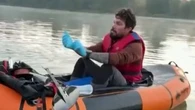 Sur son canoë-kayak, il parcourt le Rhône à la recherche de polluants éternels
