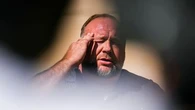 Tuerie de Sandy Hook aux États-Unis : la lourde amende du complotiste Alex Jones confirmée par la justice