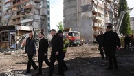 Guerre en Ukraine : après une attaque meurtrière à Kiev, Volodymyr Zelensky rend hommage aux victimes