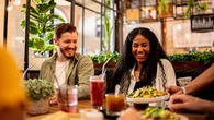 La Gen Z bouscule encore les codes et rend nos heures de dîner complètement has-been