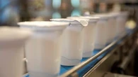 Faut-il (ou pas) manger l'eau présente à la surface du yaourt ?