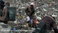 "La première fois, l'odeur m'a rendu malade" : le quotidien exténuant des esclaves du plastique en Indonésie