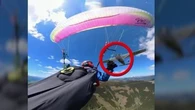 Un avion percute de plein fouet la voile d'une parapentiste autrichienne, les images édifiantes d'un drame évité de peu dans les airs