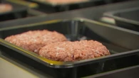Jusqu'à 25 fois plus polluante : pourquoi la viande de synthèse n'est (finalement) pas si écolo