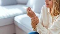 Manger tard ou sauter des repas peut augmenter le risque de développer cette maladie osseuse