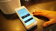 VIDÉO - Pourboire par carte bancaire : une pratique qui incite à la générosité, ou qui oppresse les clients ?