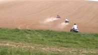 "C'est dans leur assiette qu'ils roulent !" : la colère des agriculteurs victimes de rodéos sauvages en plein champ