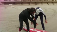 À 73 ans, Claire se met au surf grâce au site "rêve de senior"