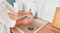 J'essaie de boire 1,5 litre d'eau tous les jours mais je m'interroge sur la qualité de l'eau du robinet : un expert livre ses conseils pour s'y retrouver