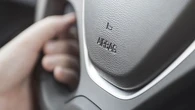 "400 dossiers en attente" : les garagistes débordés à cause du scandale des airbags défectueux