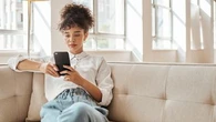 "Je vous écris alors que je devrais bosser" : pourquoi les adultes n'arrivent pas à lâcher leurs écrans ?