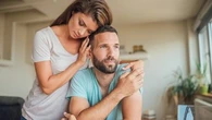 "Il faut oser tirer la sonnette d'alarme" : les conseils d'un psychologue pour aider un proche en dépression sans sombrer soi-même