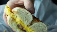 Aux États-Unis, un homme arrêté après avoir traité des policiers de "fascistes" et les avoir agressés... avec un sandwich