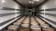 Plus de 400 kg de cannabis découverts derrière des barriques de vin grâce au flair d'un chien