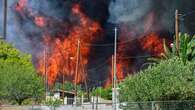 VIDÉO - Incendies en Grèce : des centaines de pompiers continuent de lutter contre les flammes