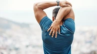 Les conseils d'une experte pour étirer son haut du dos en douceur