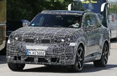 2トン級のフル電動SUV、BMW『iX5M』のスクープに成功---ガソリンエンジンのX5Mを圧倒か