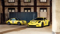 ポルシェ、1972年のルマン優勝車『911 2.5 S/T』を忠実にレストア…最新911も同じイエローで再現