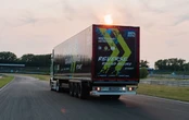 「124.7kmをバック走」でギネス世界新記録！ メルセデスベンツの新型トラックで