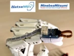 ロボットハンド「HatsuHand」がネベアミツミ製小型6軸力覚センサーで作動