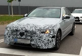 メルセデスベンツ『Cクラス』新型、量産仕様のプロトタイプがついに出現！ 変更点を完全解説