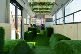 車内に芝生も、ヒョンデの新型EVバス「大阪・関西万博2025」の休憩ラウンジに