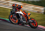 ［15秒でわかる］KTM『990デューク R』2025年モデル…車両重量190kgで130psを発揮