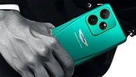 ハイエンド仕様！ アストンマーティンとコラボしたスマホ、緑の「realme GT 7」