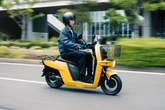 配達業務向け電動バイク「L-noa」、航続155km・家庭用100Vで充電可能…67万円で発売
