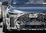 アウディのスーパーSUV『RS Q5』は630馬力級PHEVに!? ワイドボディの開発車両をスクープ