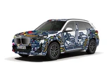 BMW『iX1』をラッピング展示、麻布台ヒルズで「歓び」テーマに