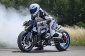 社員がカスタム、BMW『R 1300 R TITAN』発表…亜酸化窒素ブーストだっ