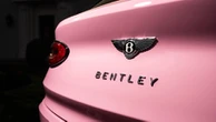 外装も内装も「どピンク」な超高級SUV、ベントレー特注部門のスゴ技とは