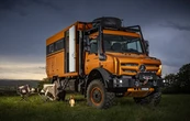 メルセデスベンツの万能車『ウニモグ』がキャンピングカーに！ 数日間の自給自足が可能