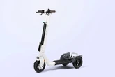立ち乗り三輪電動モビリティ「ストリーモ」のバランス性能がアップ、バックミラー付きで30万2500円