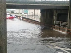 豪雨時のアンダーパス通行は危険　水圧・電装故障・車両浮上で脱出困難に
