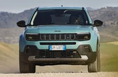 ジープの小型SUV『アベンジャー』、発売2年で20万台受注…電動車比率は66％に