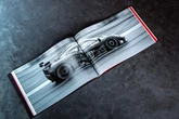 1995年のルマン制したマクラーレン『F1 GTR』、日本人カメラマンによる写真集を限定発売