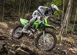 カワサキの人気オフロード車『KLX230R』、一軸バランサー追加で扱いやすさ向上！ 2026年モデル発表
