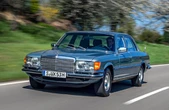 6.9リットルV8を搭載した「世界最速のサルーン」、メルセデスベンツ『450 SEL 6.9』が誕生50年