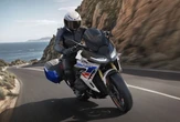 「新しいの出るの!?」排気量アップで進化、BMW『R 1300 RS』サプライズ発表にファン興奮