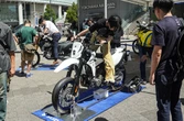 新型『DR-Z』が横浜に登場！「スズキ モーターサイクルコレクション2025」桜木町駅前で、“これからのバイク好き”に魅力アピール