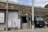 車幅制限はないのかッ？ 制限高さ1.9mの低いガード…京浜急行・井土ヶ谷