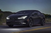 トヨタ『プリウスPHEV』、黒が冴える「ナイトシェード」設定