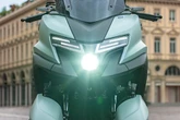 「YZF顔のイケメン」シャープに進化したヤマハ『トリシティ125』2025年モデルが熱い！