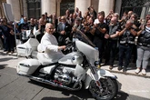 ローマ教皇がBMW『R18』を祝福!? CEOも「クレイジーなアイデア」、サイン入りで慈善オークションに